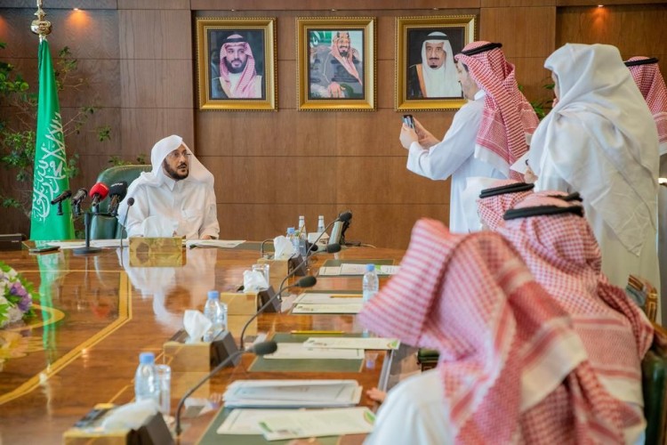 “آل الشيخ ” أي تجاوز وخروج عن المنهج الشرعي من الأئمة سواء في دعاء القنوت أو في الوقت ستتعامل معه الوزارة وفق ما بدر منه