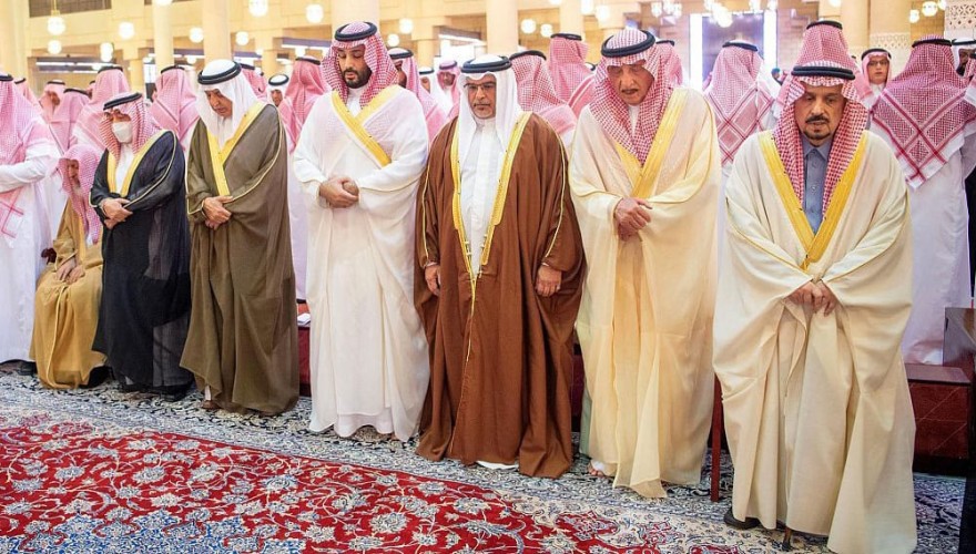 سمو ولي العهد يؤدي صلاة الميت على صاحبة السمو الملكي الأميرة الجوهرة بنت عبدالعزيز بن عبدالرحمن آل سعود – رحمها الله – ويشارك في مواراة جثمانها