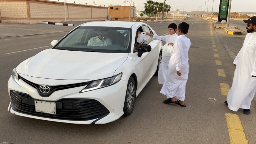 منسوبو متوسطة الرفيعة يوزعون وجبات الإفطار بالتعاون مع ” بنات الجوف فيهن خير