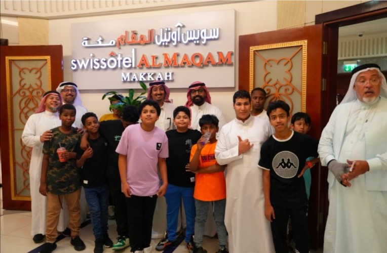 أيتام (البر) يودعون شهر رمضان بإفطار جماعي بـ(سويس أوتيل المقام) في برج الساعة بمكة المكرمة