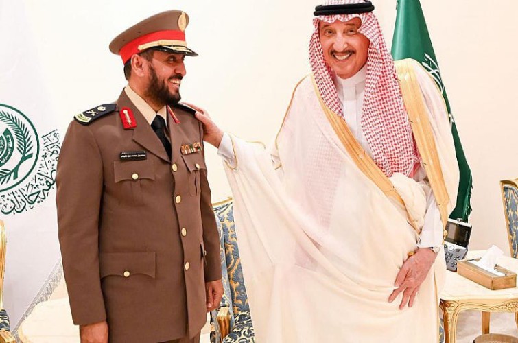 سمو أمير جازان يقلّد مدير مكافحة المخدرات بالمنطقة رتبته الجديدة