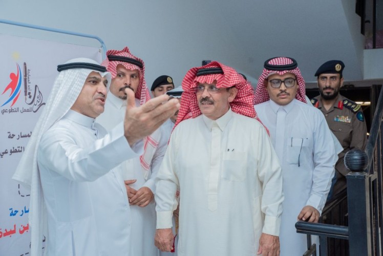 محافظ أحد المسارحة يشارك الأيتام مائدة الإفطار ويدشن عدد من المشاريع الخيرية