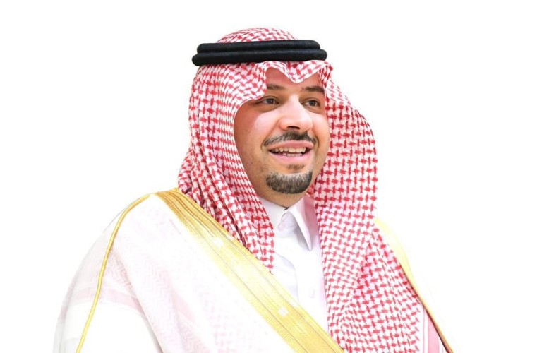 أمير منطقة الشمالية يواسي مواطن فقد أحد أبنائه في حريق بعرعر