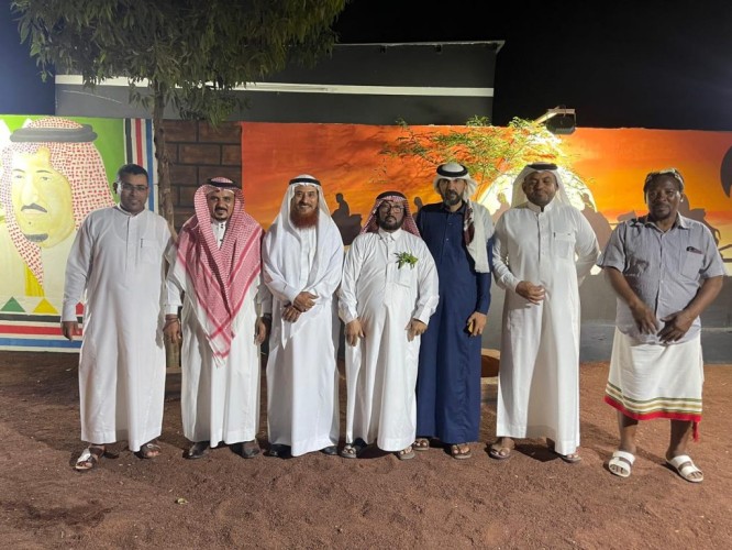 “فوجئنا بهذه الأشياء الموجودة بالقرية” .. الفنان التشكيلي “يحيى جندلي” يزور القرية التراثية بالشقيق في جازان