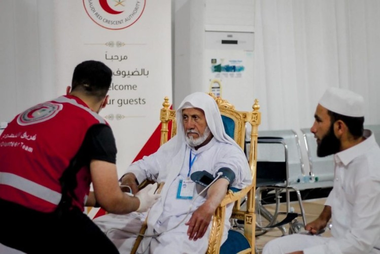 هيئة الهلال الأحمر السعودي تقدم خدماتها الإسعافية والتطوعية للمعتمرين العراقيين