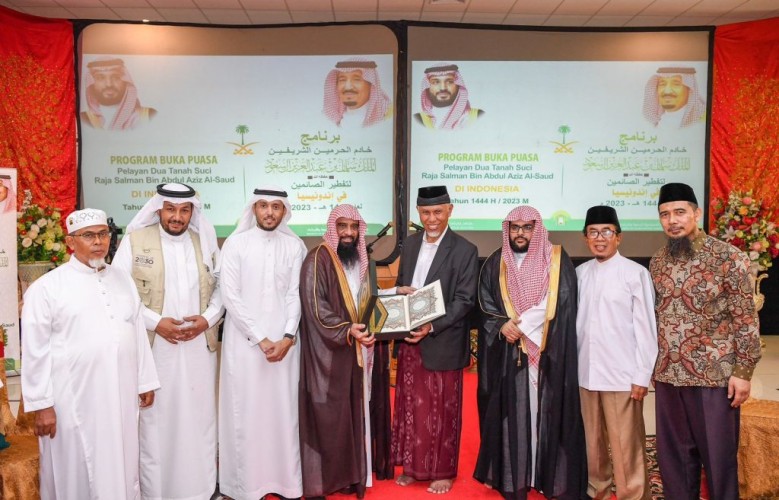 وزارة الشؤون الإسلامية تحطم الرقم القياسي بأطول مائدة إفطار أقيمت في سومطرة الغربية بطول 1200 متر ضمن برنامج خادم الحرمين الشريفين