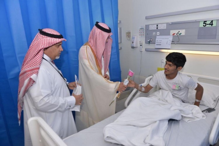 محافظ القطيف يتقدم المصلين في الفطر المبارك.. ويشارك المرضى فرحة العيد