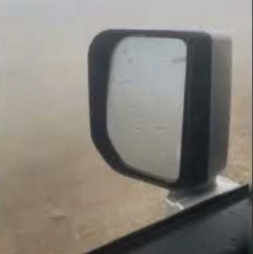 دون أن يصاب بأذى .. شاهد: بردية تحطم سيارة مواطن مسافر على طريق الحجاز القديم بعفيف