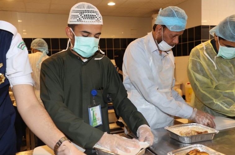 فريق الشعلة التطوعي يشارك في مشروع إفطار الصائمين بجمعية ساعد الخيرية بعرعر
