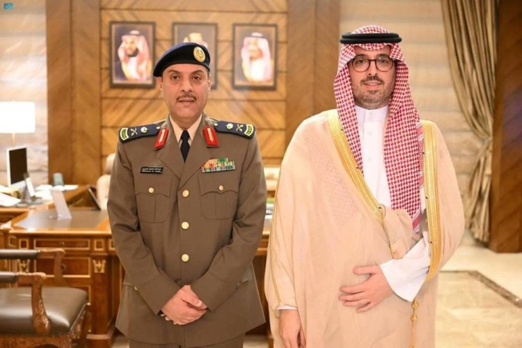 سمو محافظ جدة يقلد مدير الدفاع المدني بالمحافظة اللواء عبدالله محمد عسيري رتبته الجديدة
