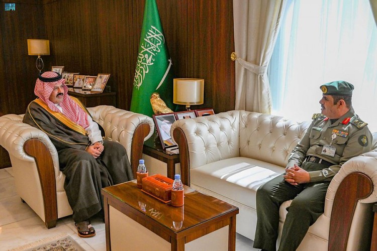 سمو أمير منطقة حائل يقلد مدير جوازات المنطقة رتبته الجديدة