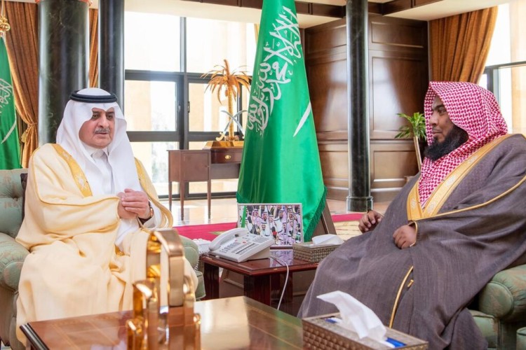 أمير منطقة تبوك يطلع على تقرير عن أعمال وأنشطة فرع هيئة الأمر بالمعروف والنهي عن المنكر  بالمنطقة