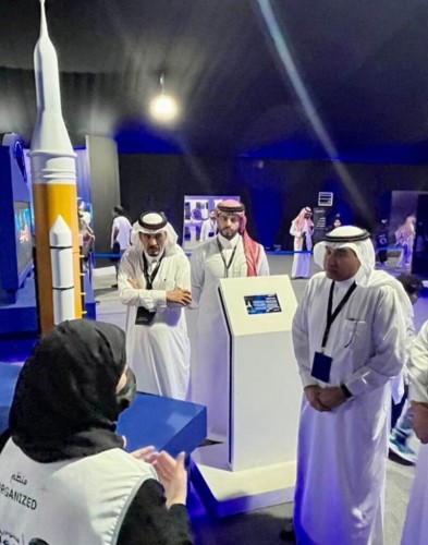 مدير وزارة الإعلام بمنطقة مكة يزور معرض السعودية نحو الفضاء