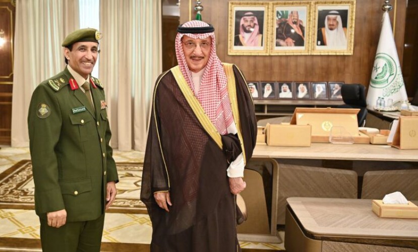أمير منطقة جازان يقلد مدير جوازات المنطقة العميد منصور بن فريج الرويلي رتبته الجديدة