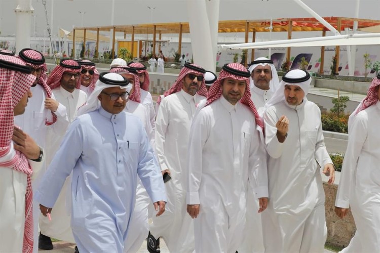 اطلع على سير الأعمال في مدينة الورود .. وزير الشؤون البلدية يتفقد عدداً من المشاريع التنموية في الطائف