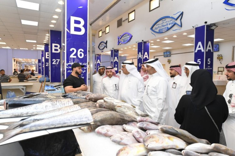 أمين الشرقية يتفقد سير أعمال المشاريع التنموية وأنسنة المدن في محافظة القطيف