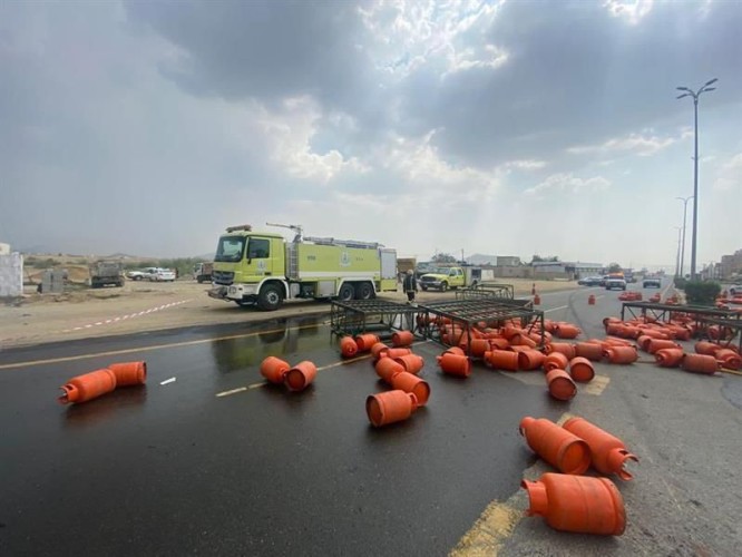 الدفاع المدني يباشر تسرُّب وقود من شاحنة لنقل أسطوانات الغاز في محايل عسير