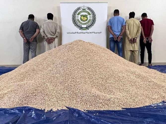 كانت مخبأة في شحنة مبيّض قهوة.. مكافحة المخدرات : ضبط 8 ملايين قرص مخدر والقبض على مستقبليها في الرياض