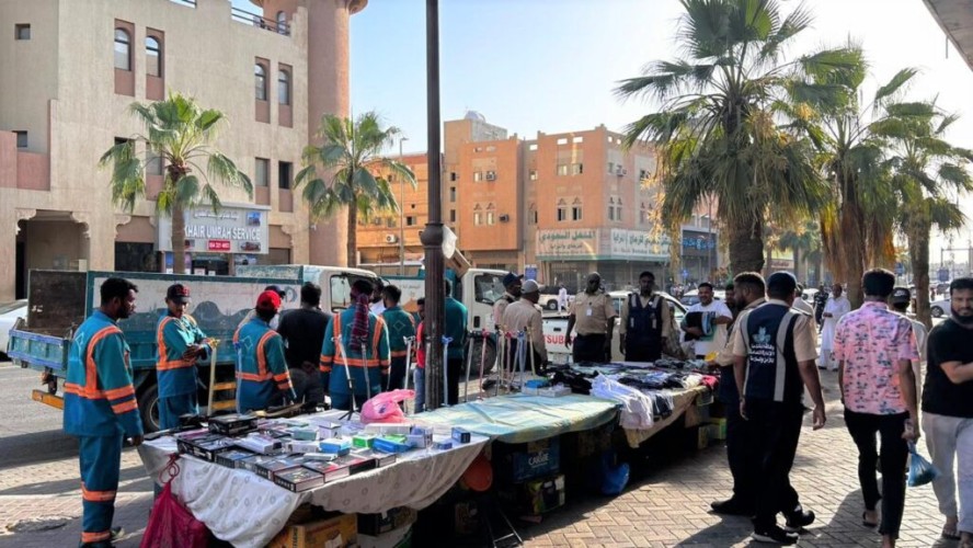 أمانة الشرقية : مصادرة ٤ أطنان من البضائع المختلفة من الباعة الجائلين المخالفين