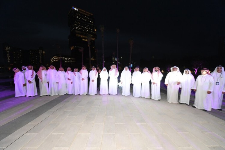 أمين الشرقية يدشن ساحة الشموع وحديقة الموسى في الخبر