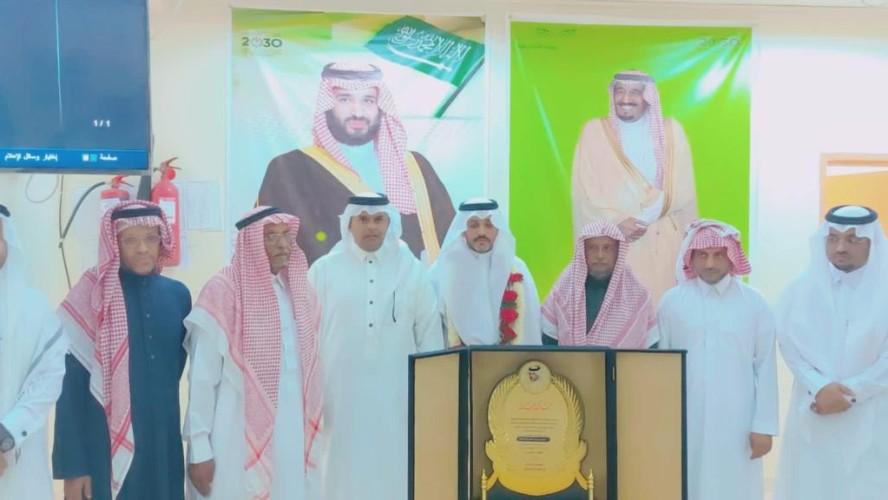 مدرسة أم الدفين الابتدائية ببيش تودع الاستاذ رمزي موسى عقيل أبو شائقة