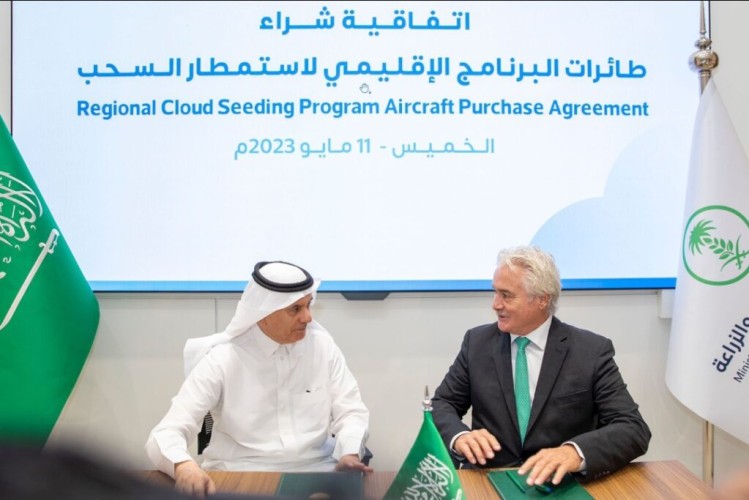 المهندس الفضلي يوقّع اتفاقية لشراء 5 طائرات لاستمطار السحب وإجراء دراسات الطقس والمناخ