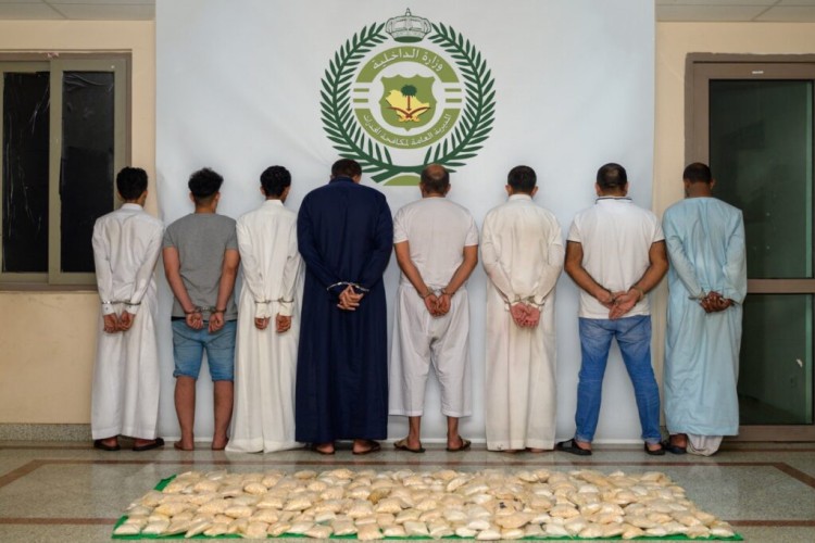 مكافحة المخدرات تطيح بتشكيل عصابي وتضبط (410) آلاف قرص من مادة الإمفيتامين المخدر كانت مخبأة داخل شاحنة .. والكشف عن جنسياتهم