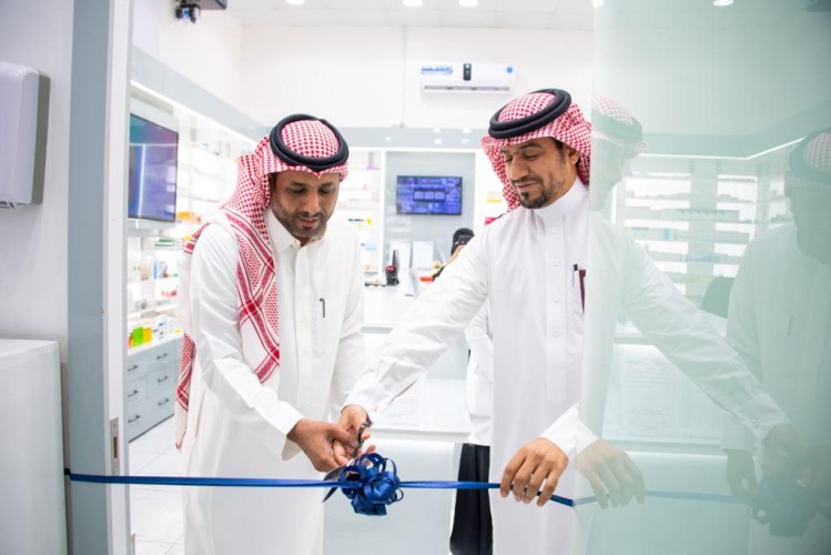 مدير صحة حائل يدشن الخدمات المقدمة من مجموعة صيدليات حورة الريان