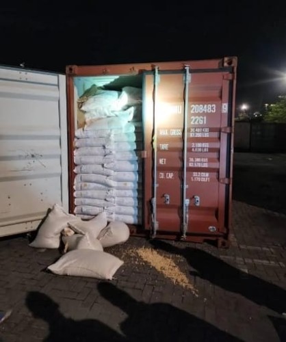 محاولة تهريب ( 302.2 ) كيلو جرام من مادة الكوكايين المخدر مخبأة في فول الصويا بداخل حاوية قادمة