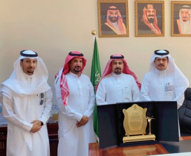 مدير تعليم الحائط يستقبل رجل الأعمال “عبدالله بن نويجي الزبني” .. ويكرمه بدرع تذكاري وهدية رمزية