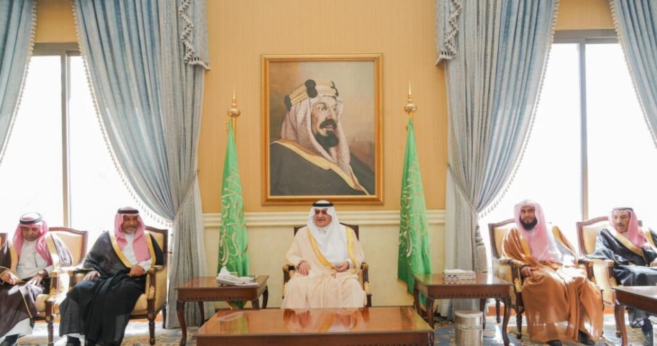 أمير منطقة تبوك يستقبل  أعضاء اللجان المنظمة وملاك الإبل المشاركين في مهرجان جادة الإبل بتبوك