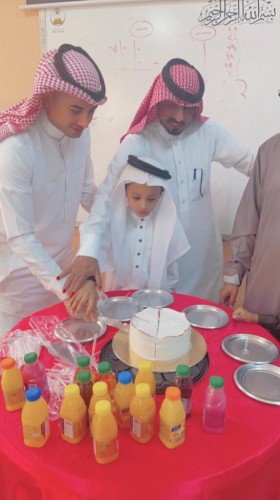 طلاب الصف الثاني بمدرسة عبدالله بن عباس بالمحلة يكرمون معلمهم  بمناسبة تقاعده