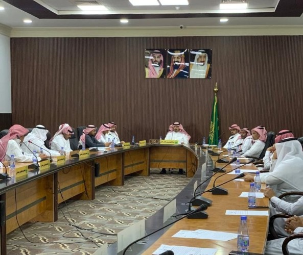 محافظ بيش يترأس جلسة المجلس المحلي في دورته الثانية للعام ٢٠٢٣ م