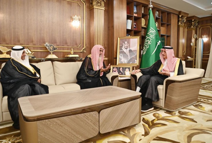 سمو أمير جازان يتسلم التقرير الختامي لمبادرة “الإفتاء والفئة الغالية” بالمنطقة
