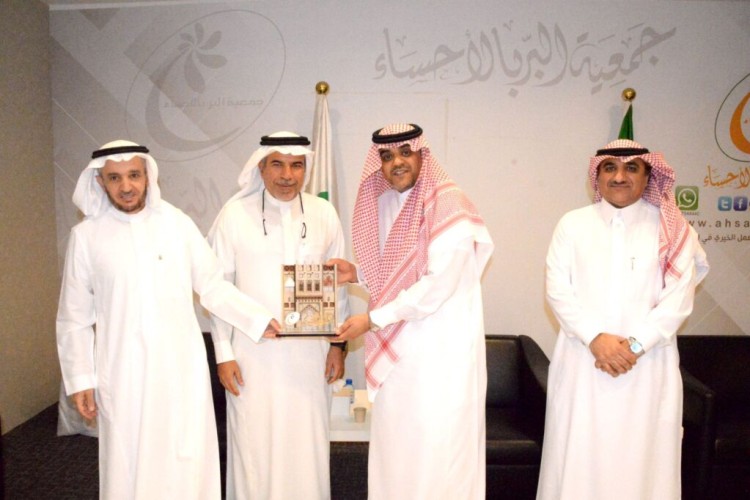 نائب وزير “البلدية والإسكان” يتابع تنفيذ مشروع  “كساء” بجمعية بر الأحساء