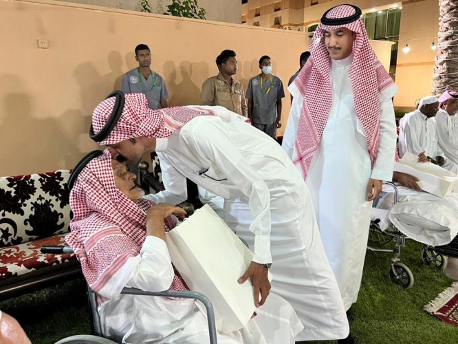 هدايا منوعة تُقدم للآباء في حفل معايدتهم بدار الرعاية الاجتماعية بحائل