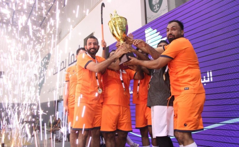 نوف الدوسري تتوج فريق يونايتد جدة بالكاس والميداليات الذهبية في ختام منافسات البطولة المفتوحة السابعة للهوكي
