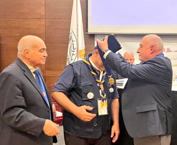 العلي يتوشح قلادة الإتحاد العربي