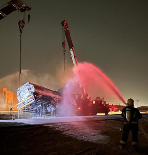 الدفاع المدني بالقصيم ينجح في إخماد حريق نشب في ناقلة وقود إثر انقلابها