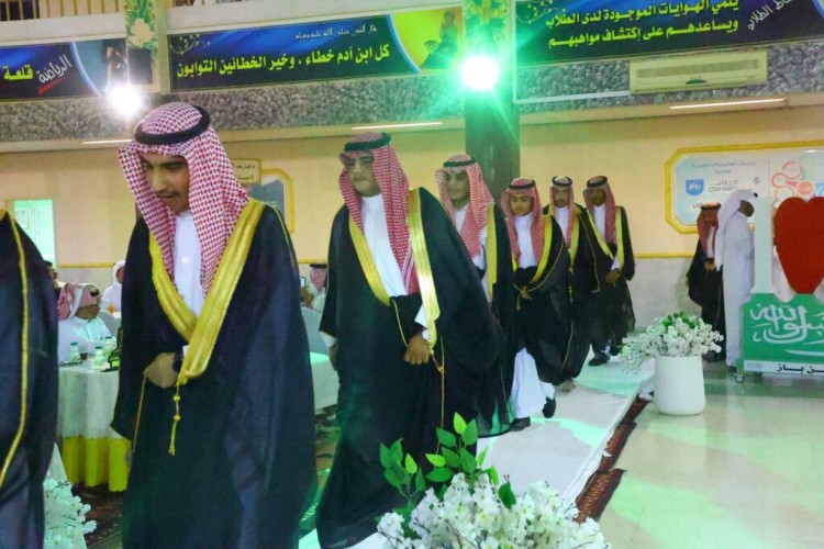 ثانوية الشيخ عبدالعزيز بعرعر تحتفي بتخريج طلاب الصف الثالث وتكرم القرني بمناسبة انتقال عمله