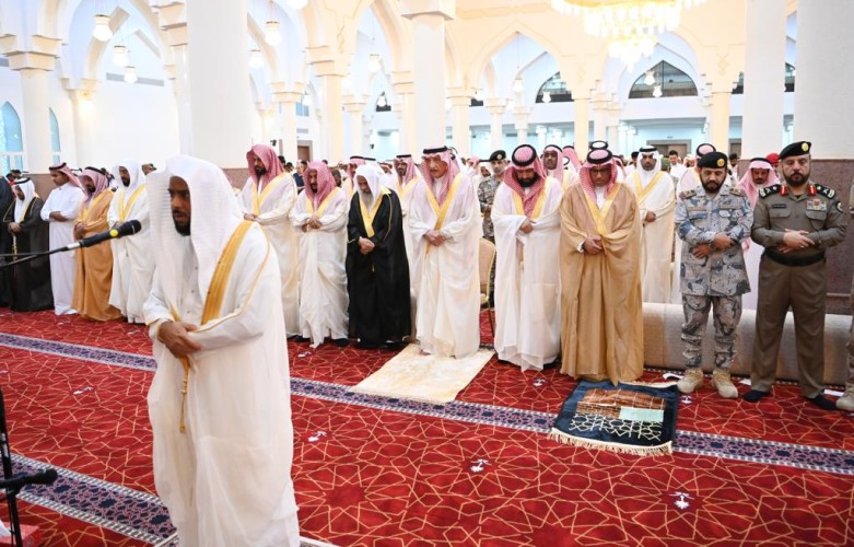 سمو أمير جازان يؤدي صلاة عيد الأضحى المبارك ويعايد عدداً من المشايخ واصحاب الفضيلة.