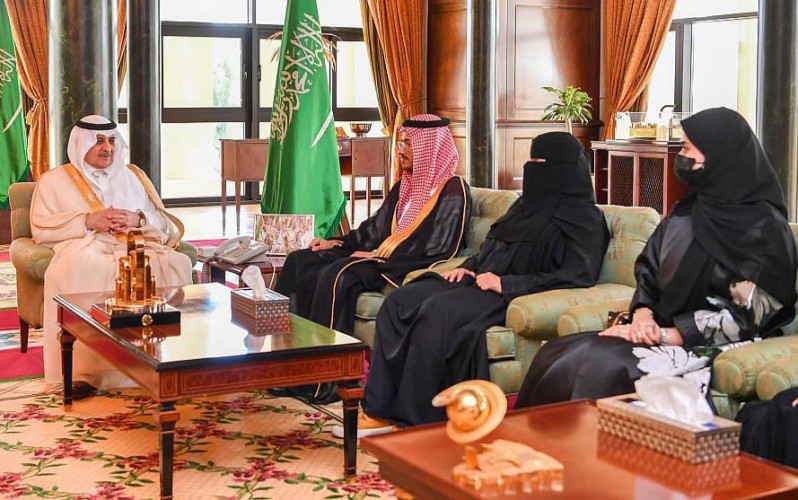 سمو أمير منطقة تبوك يستقبل رئيس وأعضاء جمعية شباب واعد