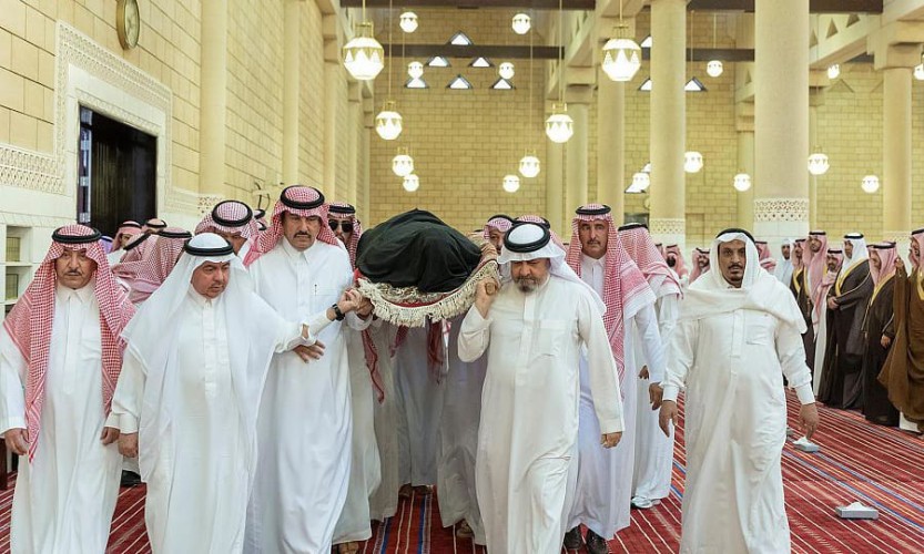 سمو الأمير فيصل بن بندر يؤدي صلاة الميت على سمو الأميرة موضي بنت محمد بن سعود الكبير رحمها الله