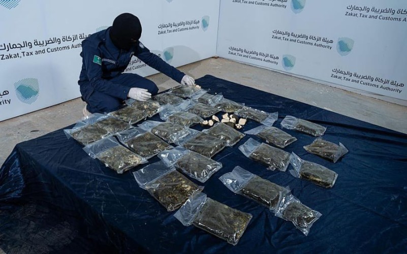 جمرك الحديثة يُحبط محاولة تهريب أكثر من 130 ألف حبة كبتاجون مخبأة في علب تحتوي على “جبن وزعتر”