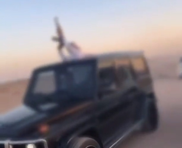 معرضاً حياة الآخرين للخطر.. شرطة البدع بـ”تبوك” تطيح بمواطن ظهر في مقطع وهو يطلق النار من سلاح ناري في مكان عام