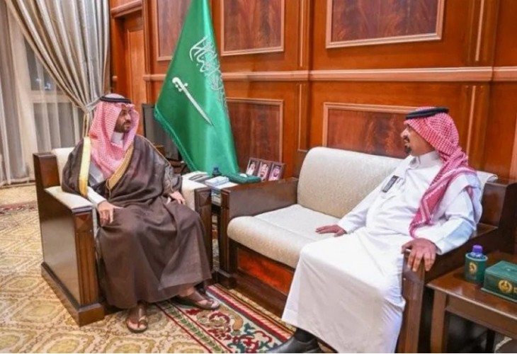 سموُّ نائبِ أمير حائل يستقبلُ مديرَ المركز الشامل لخدمة الجمهور بالإمارة