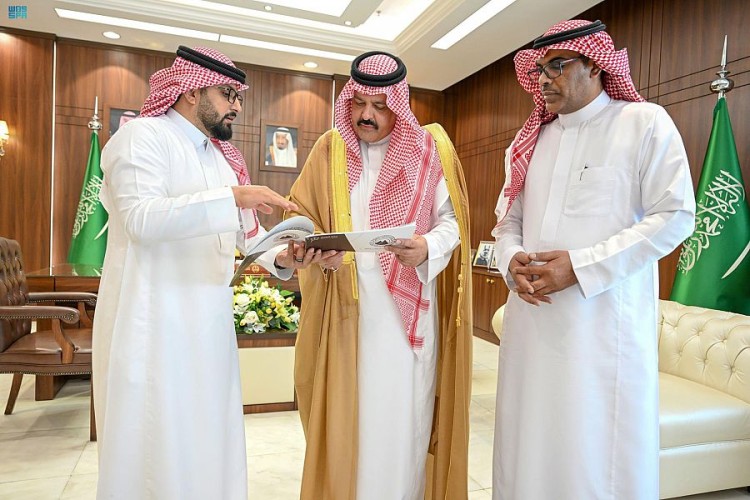 سمو أمير حائل يستقبل رئيس نادي الجبلين بالمنطقة