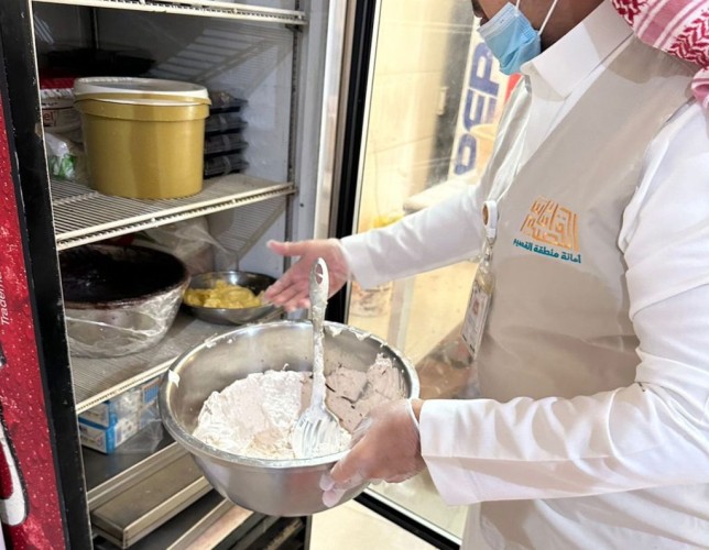 بلدية غرب بريدة الفرعية تواصل جولاتها الرقابية وتصادر أكثر من  كيلو و300 من الحلويات الجاهزة