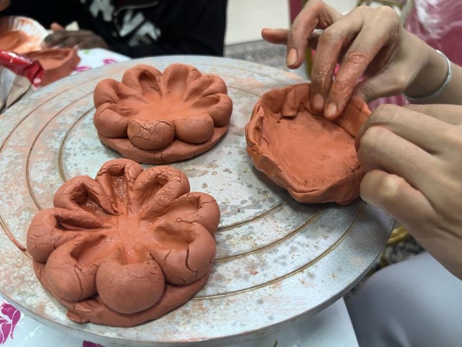 فريق بيش ارت  ينفذ برنامج (اعمال الفخار) لنزيلات دار رعاية الفتيات بمنطقة جازان.