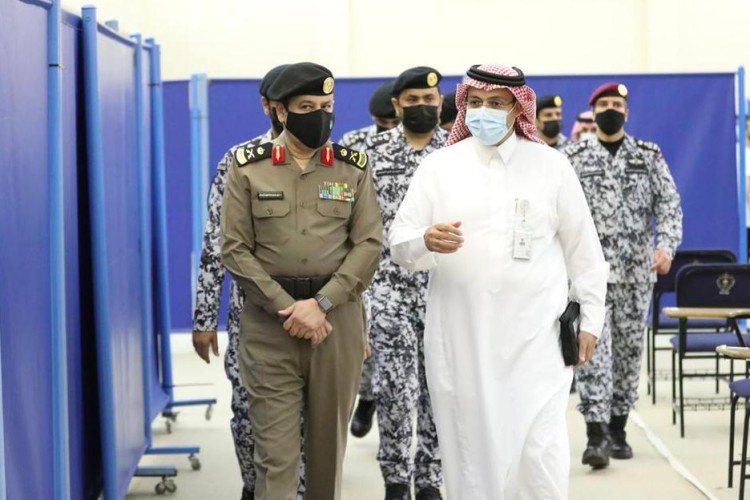 وكيل وزارة الداخلية للشؤون العسكرية يتفقد أعمال لجان القبول والتسجيل للمتقدمين على دورة تأهيل الضباط الجامعيين الـ(53)